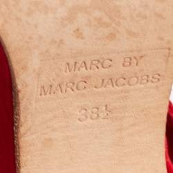 مملوكة مسبقًا صندل مارك باي مارك جاكوبس قماش أحمر برباط كعب مربع سميك مقاس 38.5