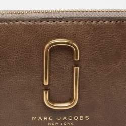 Pre Owned Marc Jacobs Khaki Green Leather Snapshot Zip Around Wallet