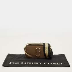 Pre Owned حقيبة كروس مارك جاكوبس سنابشوت جلد لامع بني/أبيض فاتح