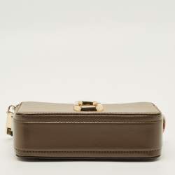 Pre Owned حقيبة كروس مارك جاكوبس سنابشوت جلد لامع بني/أبيض فاتح