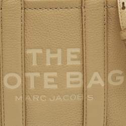 مملوكة مسبقًا حقيبة يد مارك جاكوبس ذا توت صغيرة جلد اللون البيج