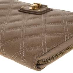 Pre Owned Marc Jacobs Beige Leather Passport Wallet