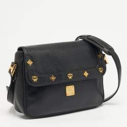 Pre Owned حقيبة كتف بتصميم مغطاة بشعارات فضفاضة ومزينة بمسامير جلدية سوداء من أم سي أم