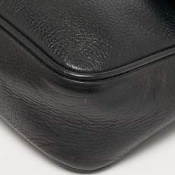 Pre Owned حقيبة كتف بتصميم مغطاة بشعارات فضفاضة ومزينة بمسامير جلدية سوداء من أم سي أم