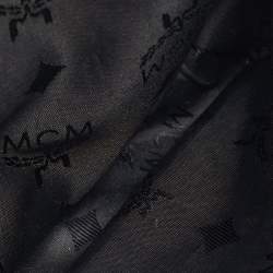 Pre Owned حقيبة كتف بتصميم مغطاة بشعارات فضفاضة ومزينة بمسامير جلدية سوداء من أم سي أم