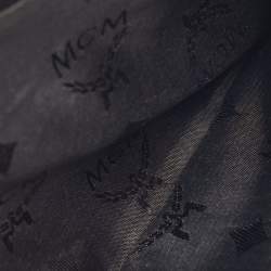 Pre Owned حقيبة كتف بتصميم مغطاة بشعارات فضفاضة ومزينة بمسامير جلدية سوداء من أم سي أم