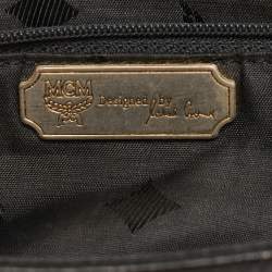 Pre Owned حقيبة كتف بتصميم مغطاة بشعارات فضفاضة ومزينة بمسامير جلدية سوداء من أم سي أم