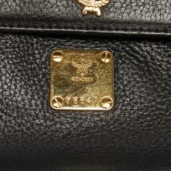 Pre Owned حقيبة كتف بتصميم مغطاة بشعارات فضفاضة ومزينة بمسامير جلدية سوداء من أم سي أم