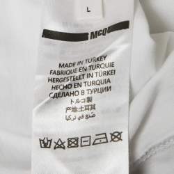Pre Owned قميص أم سي كيو باي أليكساندر ماكوين جيرسي مزين بشعار مزخرف ياقة دائرية أبيض كبير