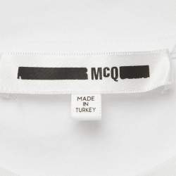 Pre Owned قميص أم سي كيو باي أليكساندر ماكوين جيرسي مزين بشعار مزخرف ياقة دائرية أبيض كبير