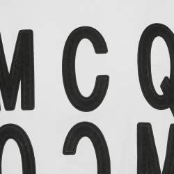 Pre Owned قميص أم سي كيو باي أليكساندر ماكوين جيرسي مزين بشعار مزخرف ياقة دائرية أبيض كبير