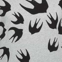 Pre Owned فساتين رداء سويدي من مجموعة إم سي كيو باي أليكسندر مكوين مكسوة بطيور رمادي مقاس كبير