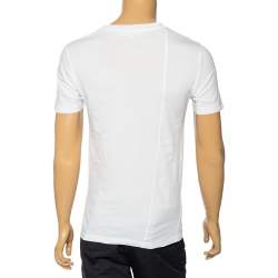 مملوكة مسبقًا تي شيرت إم سي كيو باي ألي كساندر ماكوين قطن أبيض مزين رقعة شعار الماركة رقبة مستديرة مقاس صغير (سمول)