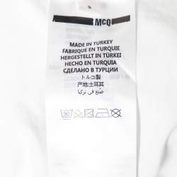 مملوكة مسبقًا تي شيرت إم سي كيو باي أليكساندر ماكوين قطن أبيض مزين رقعة شعار الماركة رقبة مستديرة مقاس صغير (سمول)