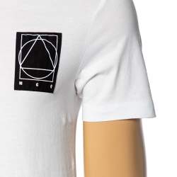 مملوكة مسبقًا تي شيرت إم سي كيو باي أليكساندر ماكوين قطن أبيض مزين رقعة شعار الماركة رقبة مستديرة مقاس صغير (سمول)