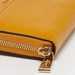 مملوكة مسبقًا محفظة مايكل كورس جلد أصفر سحاب ملتف