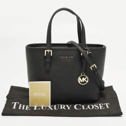 مملوكة مسبقًا حقيبة مايكل كورس جيت سيت ترافيل جلد أسود صغير جدًا