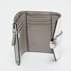 مملوكة مسبقًا محفظة مايكل كورس جرينتش جلد فضي منقوش كروك ثلاثية الطيات