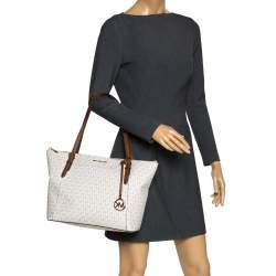 Pre Owned حقيبة يد مايكل كورس سيارا كبيرة كانفاس مقوى شهيرة بيضاء فانيلا