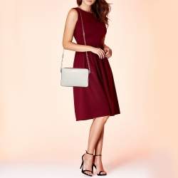 مملوكة مسبقًا حقيبة كروس مايكل كورس جيت سيت جلد وكانفاس مقوى لشعار الماركة أبيض/بني كبيرة