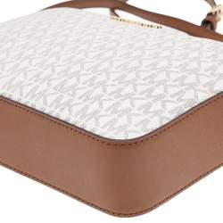 مملوك ة مسبقًا حقيبة كروس مايكل كورس جيت سيت جلد وكانفاس مقوى لشعار الماركة أبيض/بني كبيرة