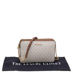 مملوكة مسبقًا حقيبة كروس مايكل كورس جيت سيت جلد وكانفاس مقوى لشعار الماركة أبيض/بني كبيرة