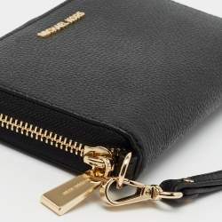 مملوكة مسبقًا Michael Kors Black Leather Zip Around Wristlet Wallet