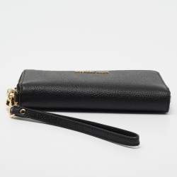 مملوكة مسبقًا Michael Kors Black Leather Zip Around Wristlet Wallet