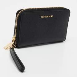 مملوكة مسبقًا Michael Kors Black Leather Zip Around Wristlet Wallet