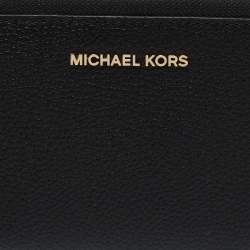 مملوكة مسبقًا Michael Kors Black Leather Zip Around Wristlet Wallet