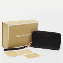 مملوكة مسبقًا Michael Kors Black Leather Zip Around Wristlet Wallet