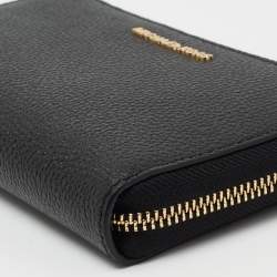مملوكة مسبقًا Michael Kors Black Leather Zip Around Wristlet Wallet