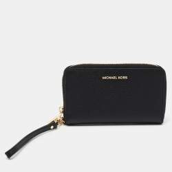 مملوكة مسبقًا Michael Kors Black Leather Zip Around Wristlet Wallet