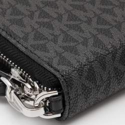 مملوكة مسبقًا محفظة بحمالة معصم مايكل مايكل كورس كانفاس مقوى بشعارالماركة بسحاب مستدير