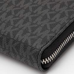 مملوكة مسبقًا محفظة بحمالة معصم مايكل مايكل كورس كانفاس مقوى بشعارالماركة بسحاب مستدير