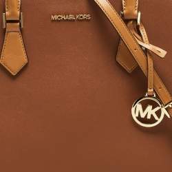 مملوكة مسبقًا حقيبة ساتشل مايكل كورس هوب جلد وكانفاس مقوى بشعار ماركة بني كبيرة