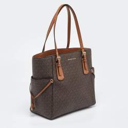 مملوكة مسبقًا حقيبة يد توتس مايكل كورس فوياجير جلد وكانفاس مقوى بالشعار بني فاتح/بني