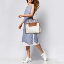 مملوكة مسبقًا حقيبة مايكل كورس سيلما قماش كانفاس وجلد بنية/بيضاء بالشعار مزودة بسحاب