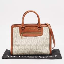 مملوكة مسبقًا حقيبة مايكل كورس سيلما قماش كانفاس وجلد بنية/بيضاء بالشعار مزودة بسحاب