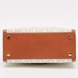 مملوكة مسبقًا حقيبة مايكل كورس سيلما قماش كانفاس وجلد بنية/بيضاء بالشعار مزودة بسحاب