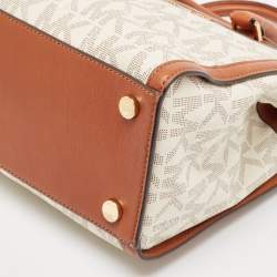 مملوكة مسبقًا حقيبة مايكل كورس سيلما قماش كانفاس وجلد بنية/بيضاء بالشعار مزودة بسحاب