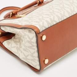 مملوكة مسبقًا حقيبة مايكل كورس سيلما قماش كانفاس وجلد بنية/بيضاء بالشعار مزودة بسحاب