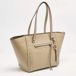 مملوكة مسبقًا Michael Kors Beige Leather Medium Studded Carine Tote