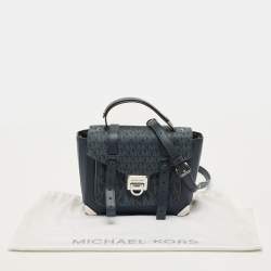 مملوكة مسبقًا حقيبة بيد علوية مايكل كورس مانهاتن متوسطة قماش مغطى بتوقيع أزرق كحلي