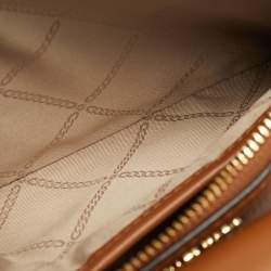 مملوكة مسبقًا حقيبة كروس بودي مايكل كورس 4 في 1 متوسطة بنية بنمط مميز من القماش المطلي والجلد