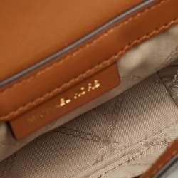 مملوكة مسبقًا حقيبة كروس بودي مايكل كورس 4 في 1 متوسطة بنية بنمط مميز من القماش المطلي والجلد