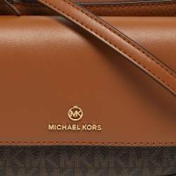 مملوكة مسبقًا حقيبة كروس بودي مايكل كورس 4 في 1 متوسطة بنية بنمط مميز من القماش المطلي والجلد