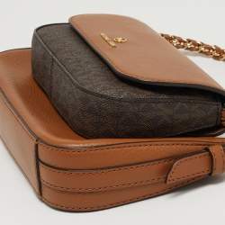 مملوكة مسبقًا حقيبة كروس بودي مايكل كورس 4 في 1 متوسطة بنية بنمط مميز من القماش المطلي والجلد