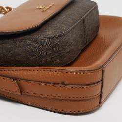 مملوكة مسبقًا حقيبة كروس بودي مايكل كورس 4 في 1 متوسطة بنية بنمط مميز من القماش المطلي والجلد