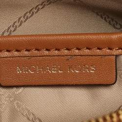 مملوكة مسبقًا حقيبة كروس بودي مايكل كورس 4 في 1 متوسطة بنية بنمط مميز من القماش المطلي والجلد